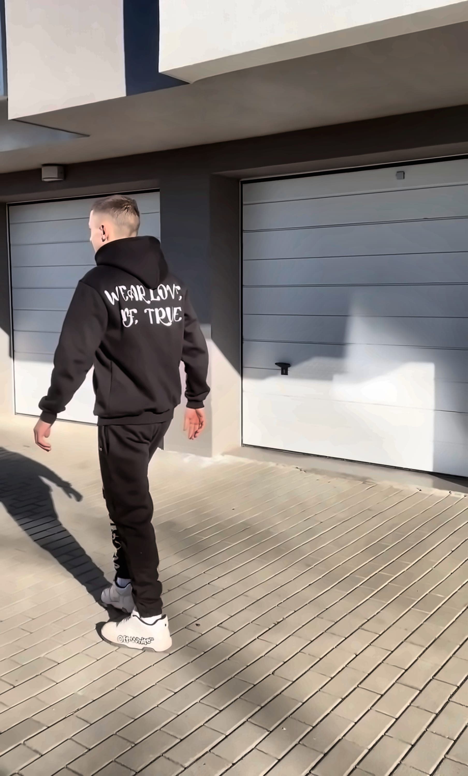 Wear Love, Be True — детайл